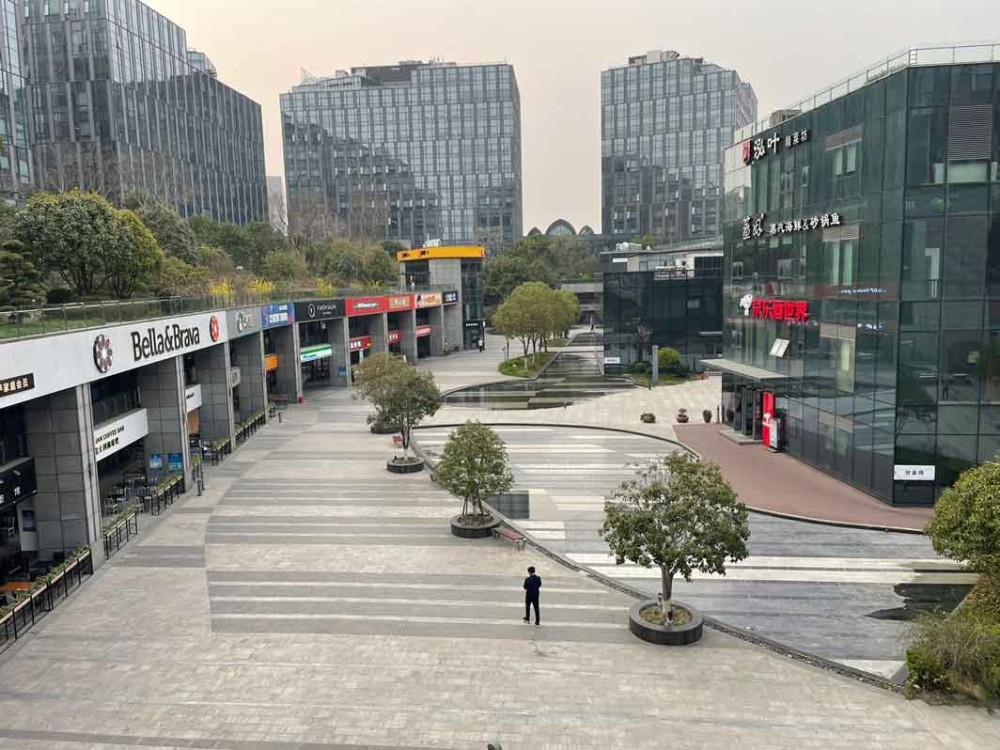 东方万国企业中心商业配套